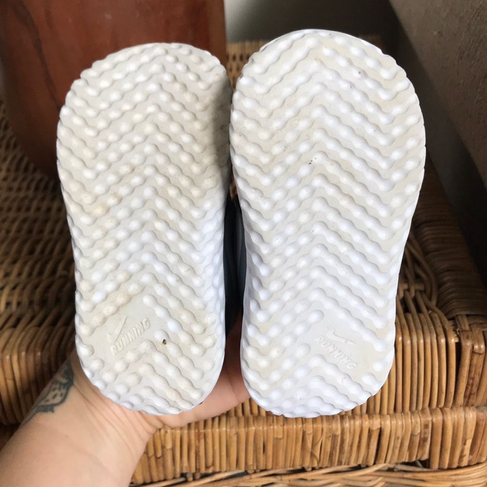 Nike Revolution, toddler size 5 - Picture 3 of 4